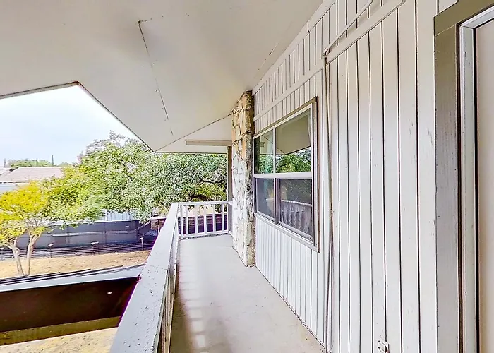 Contemporary, Dog-Friendly Townhouse With Balcony, Pool & Day Docks