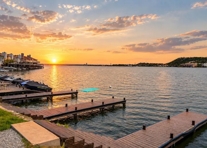 Condo Near Lake Horseshoe Bay With Private Balcony, Washer/Dryer, A/C, Wifi