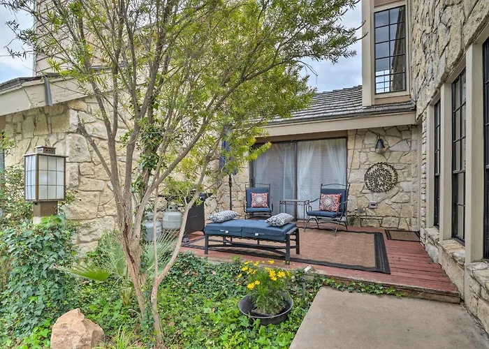 Horseshoe Bay Townhome W/ Patio & Outdoor Pool!